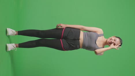 mujer en ropa deportiva en pantalla verde