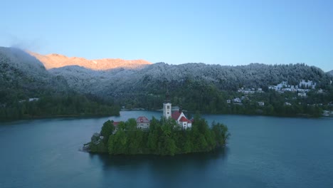 Slovenian-lake-bled-near-the-alpine-peaks-with-jamnik-church