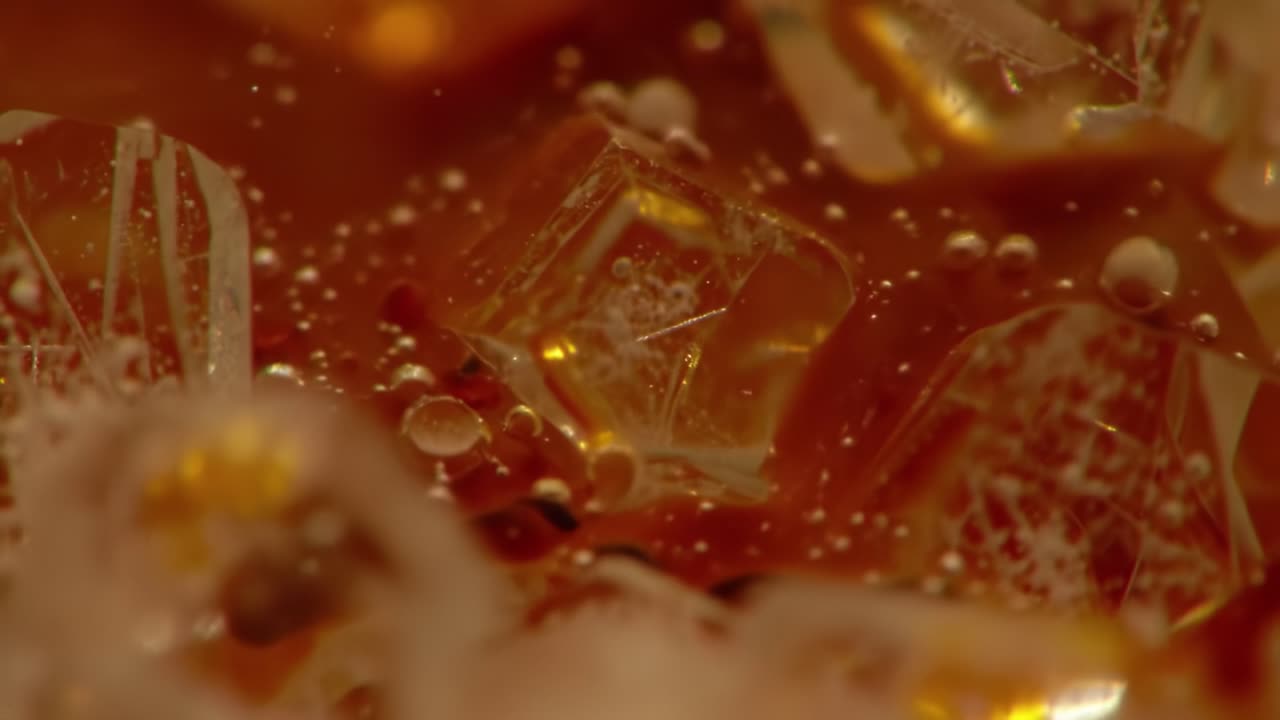 A Stunning Transformation: From Clear to Amber – A Macro Journey Through the Fascinating World of Crystals and Their Iridescent Beauty