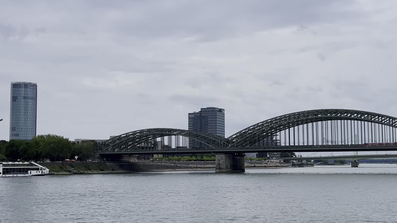 레인 강을 가로지르는 호헨졸렌 다리 (hohenzollern bridge)