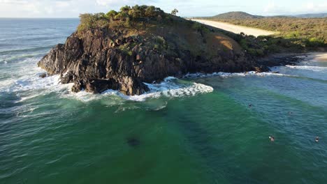 surfistas en la playa de cabarita, norries head en nueva gales del sur, australia - toma aérea de un dron