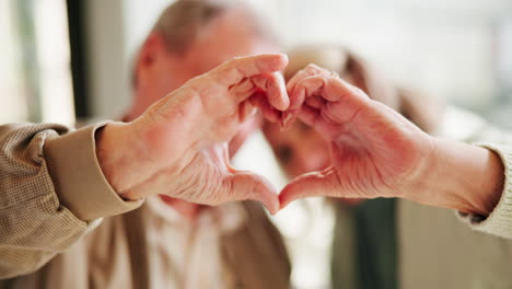 una pareja de ancianos mostrando afecto