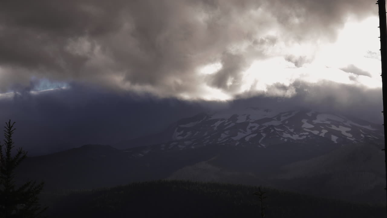 푸드 산을  ⁇ 고 있는 구름의 아침 시간 경과