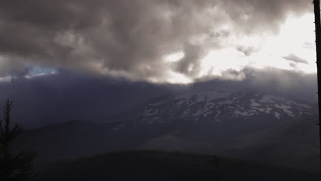 Morgenzeitraffer-Von-Wolken,-Die-Den-Berg-Bedecken.-Haube