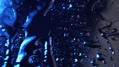 video de gotas de agua en vidrio azul oscuro