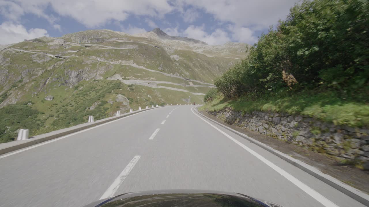 grimsel에서 furka까지 운전은 스위스 알프스의 유명한 계곡을 통과합니다.