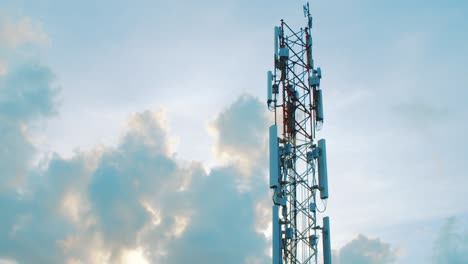 torre celular durante el amanecer nublado con espacio de copia