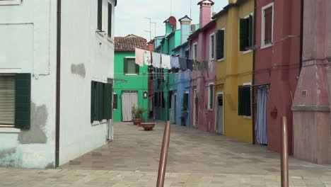 ropa seca en tendedero en las calles de burano