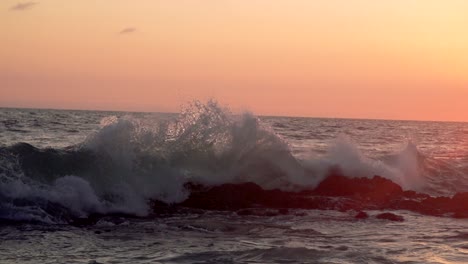 Ola-En-Cámara-Súper-Lenta-Rompiendo-En-Un-Arrecife-Frente-A-La-Puesta-De-Sol-En-California