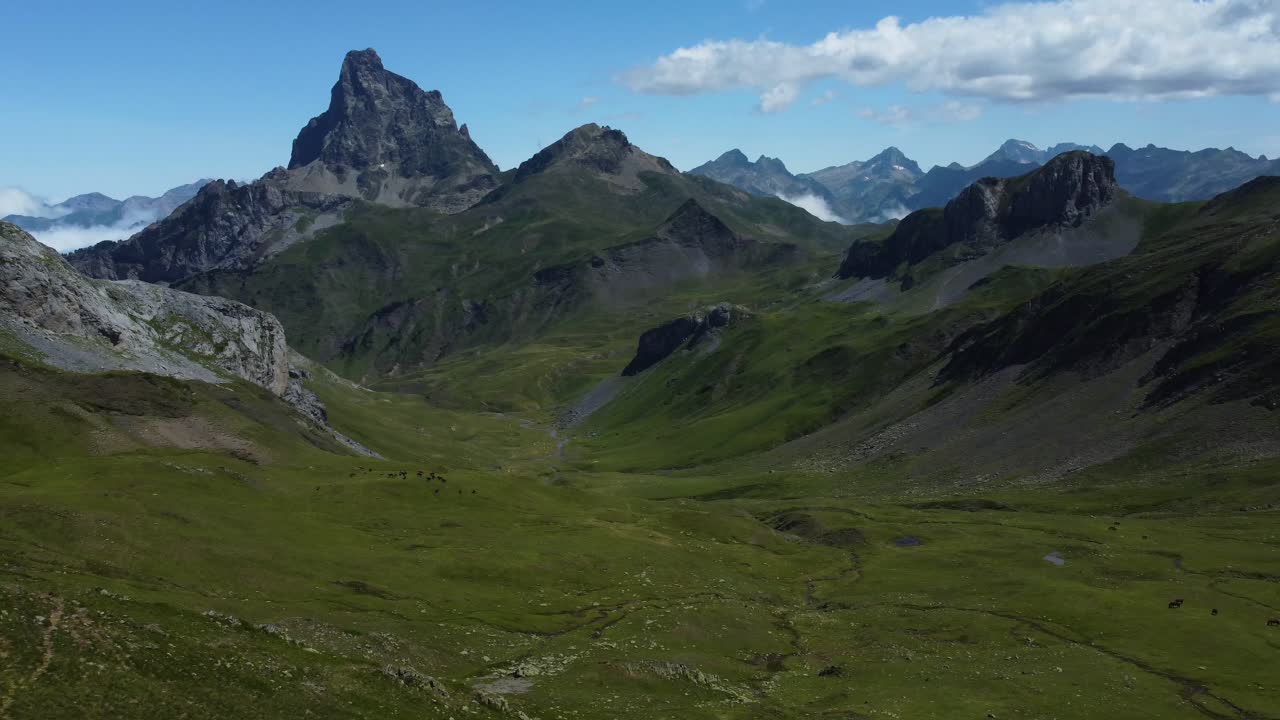 vista panorámica de las montañas y el valle en los pirineos