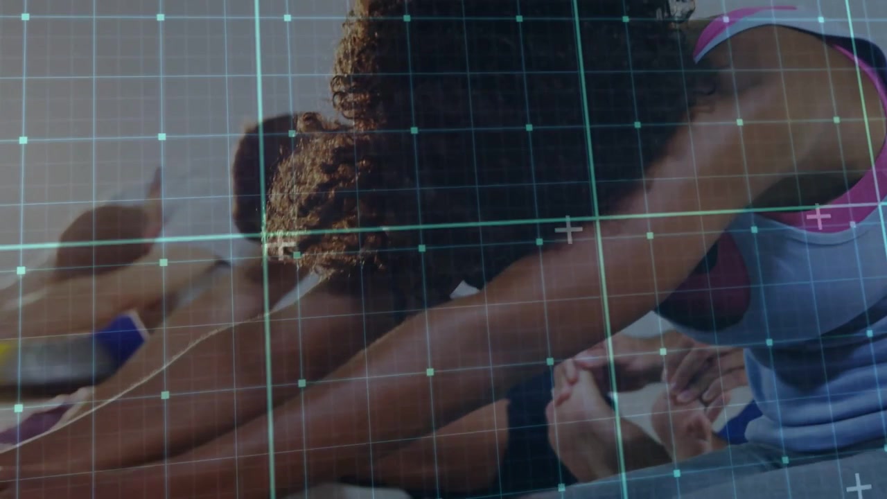 Lockige Frau reagiert auf Stichwort, richtet die Unterarme aus, hält Plank für Fitness unter einem HUD-Overlay.