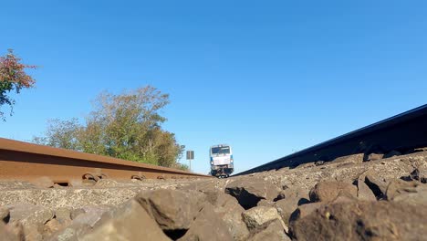 tren pasando por encima de la cámara