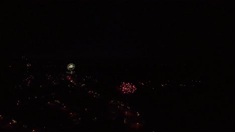 Drone-Se-Acerca-Al-Uso-Generalizado-De-Fuegos-Artificiales-En-Clarksville,-Tennessee