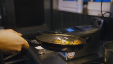 patatas fritas en una sartén en una cocina comercial