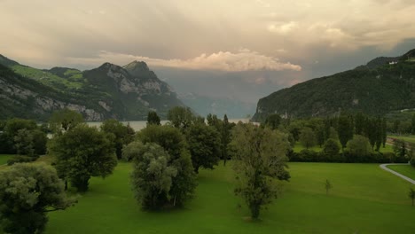 Filmischer-Blick-Auf-Einen-Erstaunlichen-Ort-In-Der-Natur,-An-Dem-Sie-Ihr-Inneres-Selbst-Finden-Und-Beruhigende-Entspannungserlebnisse-Rund-Um-Riesige-Berge-Und-Einen-Wunderbaren-Fluss-Genießen-Können,-Der-Durch-Den-Himmlischen-Himmel-Fließt-Und-Wolken-Voller-Liebe-Bereitstellt