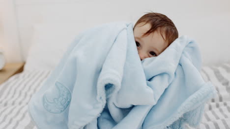 bebé, feliz y manta para peekaboo