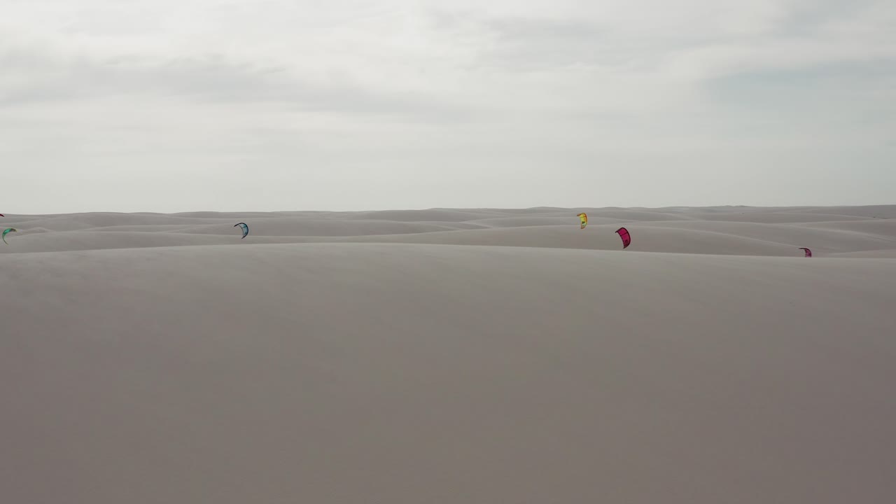 аэрофотосъемка: кайтсерфинг в дюнах ленкоис-мараненсес, северная бразилия