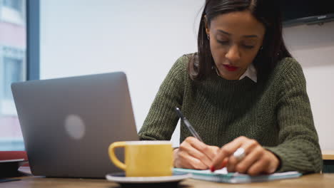 Mujer-De-Negocios,-Trabajando,-En,-Computador-Portatil,-En-El-Escritorio,-En,-Sala-De-Reuniones