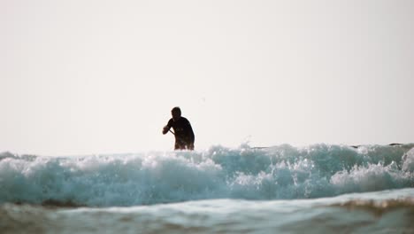 Un-Paddle-Boarder-Solitario-Al-Anochecer-En-Tofino,-Bc