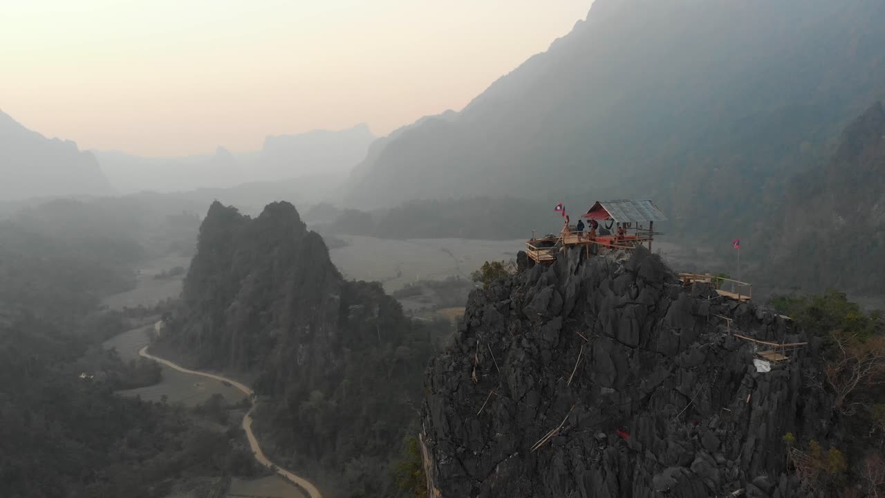 el avión no tripulado está volando sobre el punto de vista en el lugar rural de vang vieng laos, aéreo