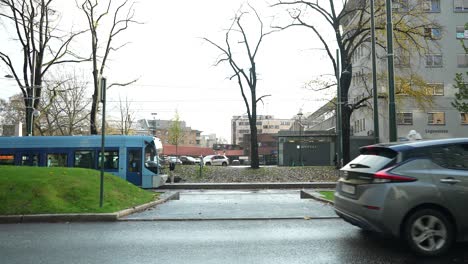 Eine-Straßenbahn-Und-Ein-Taxi-Fahren-In-Den-Straßen-Von-Oslo-In-Norwegen