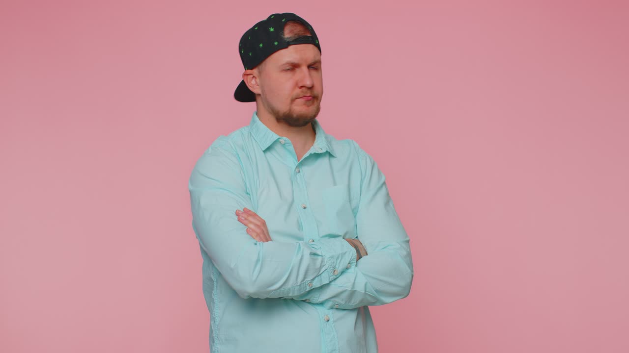 불쾌한 사람, 불쾌한 것에 반응하는 사람, 끔찍한 생각, 좋지 않은 품질에 불만족한 사람, 머리를 흔들어