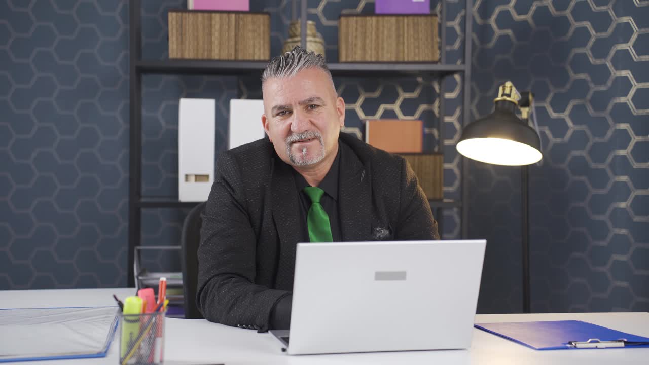 hombre de negocios hablando por facetime a través de la cámara.