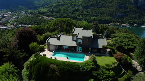 una increíble villa en el lago como, italia