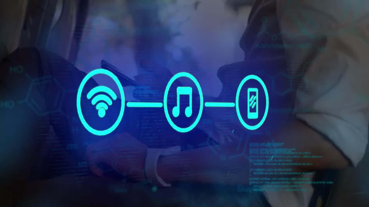 animación de iconos tecnológicos y datos sobre las manos de un hombre caucásico usando un teléfono inteligente