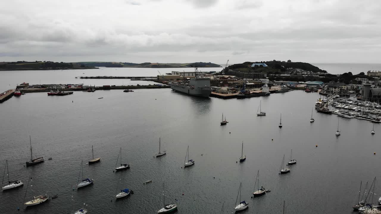 vista aérea de los amarres del yate vistor de falmouth en un día nublado