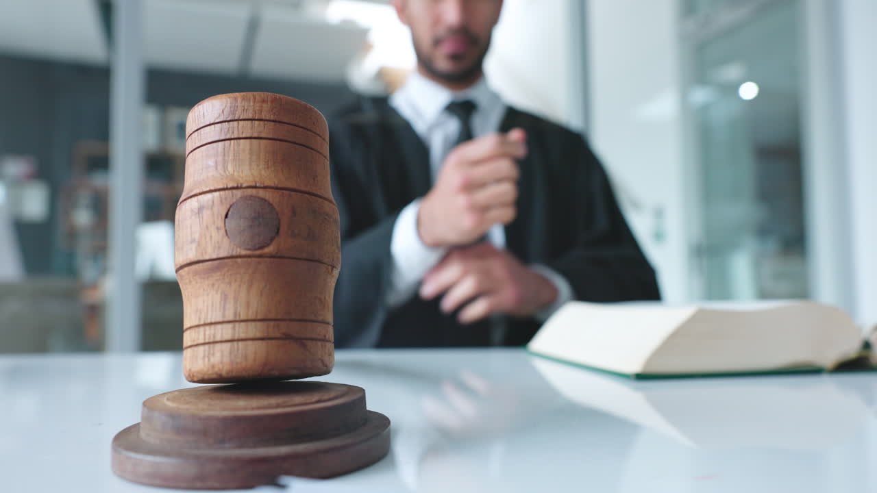 juez, manos o sala de audiencias martillo en la ley