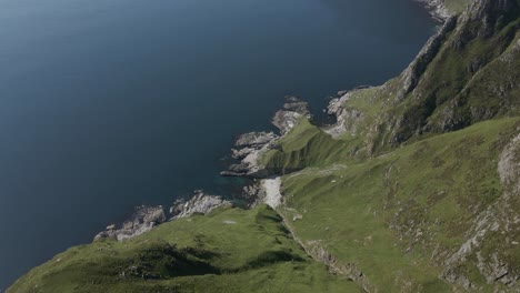 Luftüberführungskante-Mit-Grünen-Bergen-Und-Blauem-Meer-In-Norwegen---Hoddevik-Gebirge-Im-Sommer