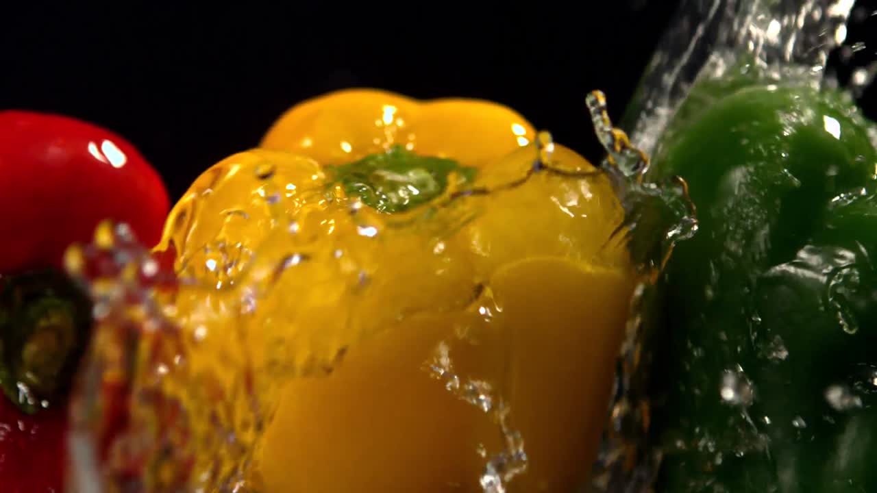 agua cayendo sobre tres pimientos