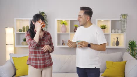 una pareja feliz disfrutando de un café en casa.