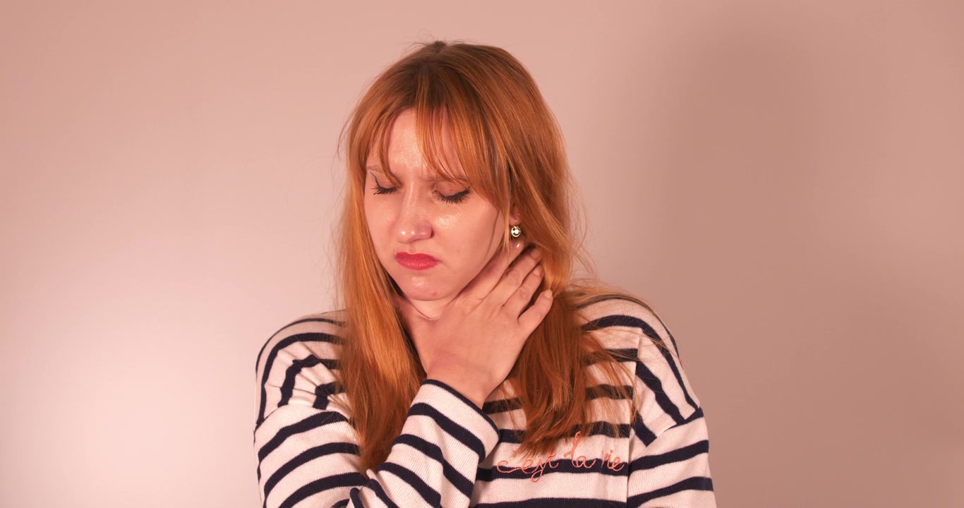 Bella ragazza che si massaggia il collo