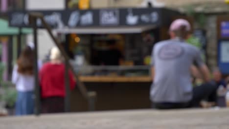 tiro desenfocado de chicas jóvenes en un puesto de café al aire libre en oxford