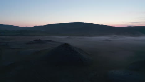 Dramatischer-Blick-Auf-Das-Tal-Der-Mondlandschaft-In-Island.-Spektakuläre-Aussicht-Auf-Das-Hochland-Eines-Bewölkten-Tages-Mit-Grauem,-Nebligem-Himmel.-Erstaunlich-In-Der-Natur.-Isländische-Landschaft