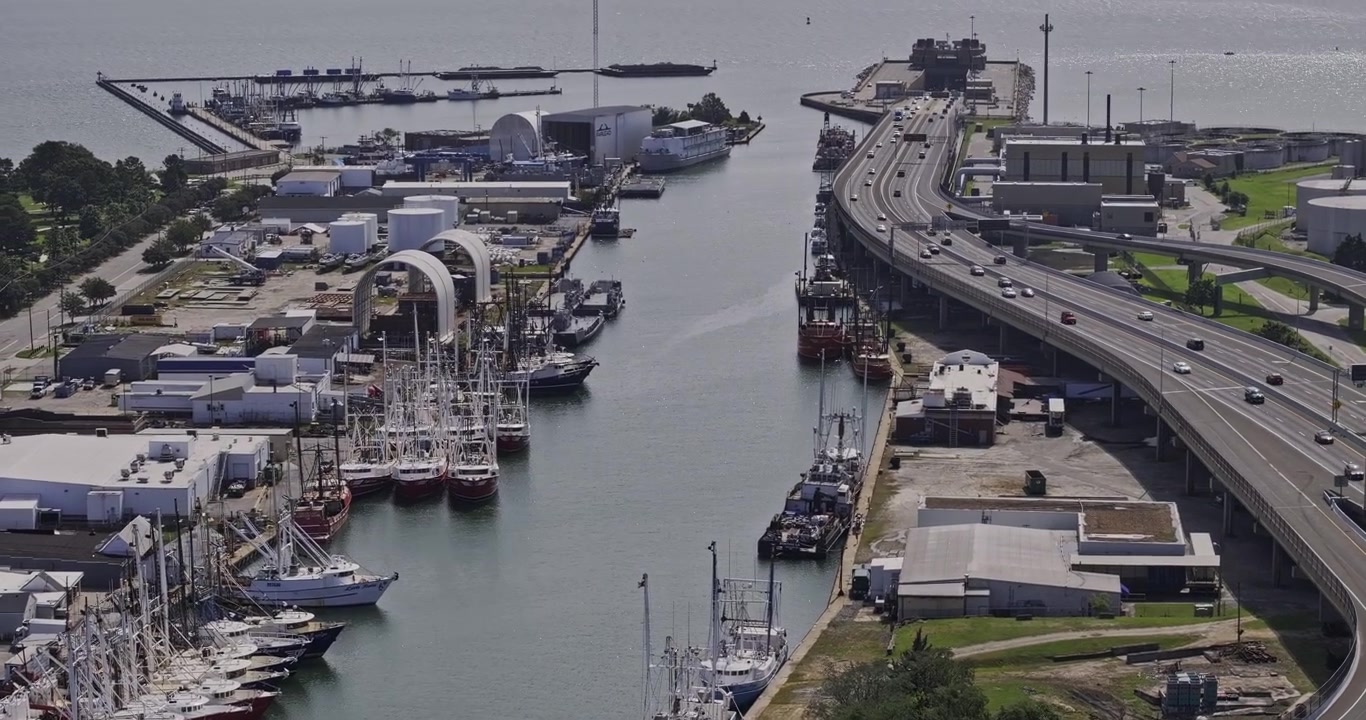 Pandangan udara telefoto v6 dari Newport News Virginia di atas Dunbar Marina, dermaga pelabuhan, dan jalan bebas hambatan - Direkam dengan Mavic 3 Pro Cine - 30 September 2023