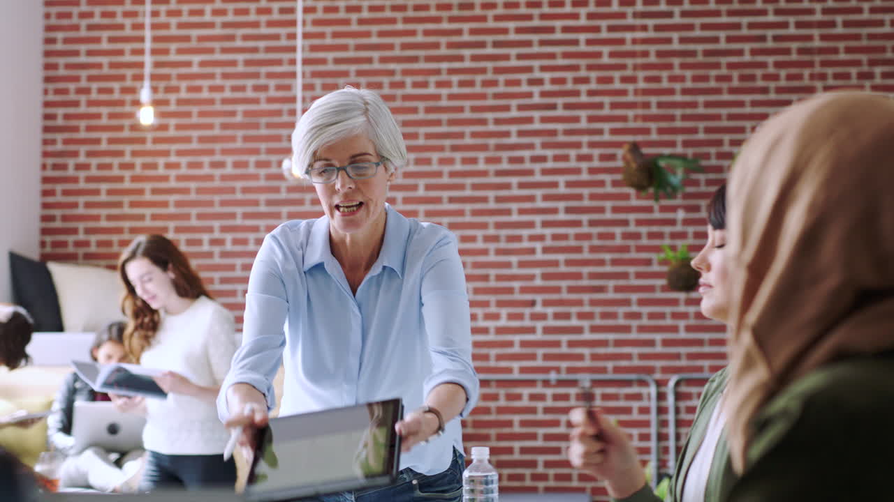 태블릿, 프레젠테이션 및 여성과 함께 훈련