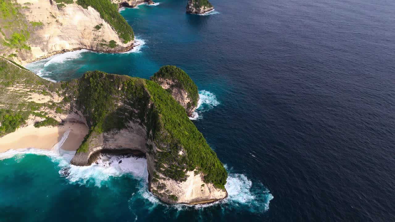 Vuela alto sobre la playa Kelingking, isla de Penida