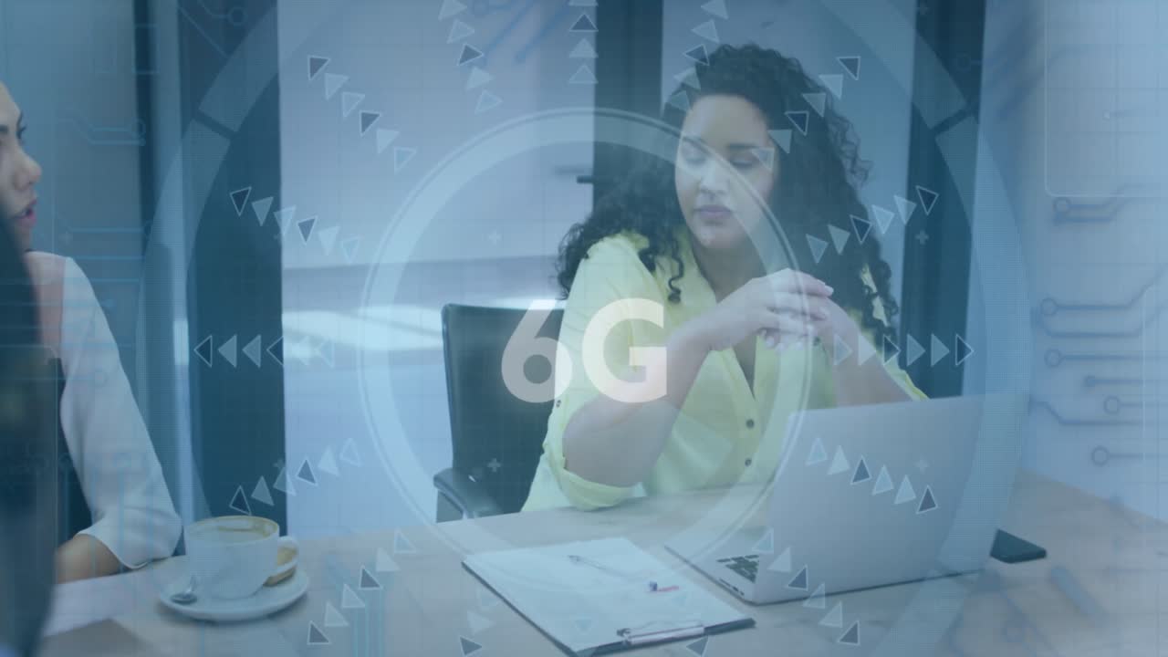 animación de texto 6g y escaneo de alcance sobre diversas personas en la reunión.