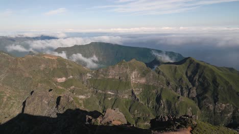 tomas de drones que capturan las nubes inversión en pico ruivo - isla de madeira - portugal toma cinematográfica 4k