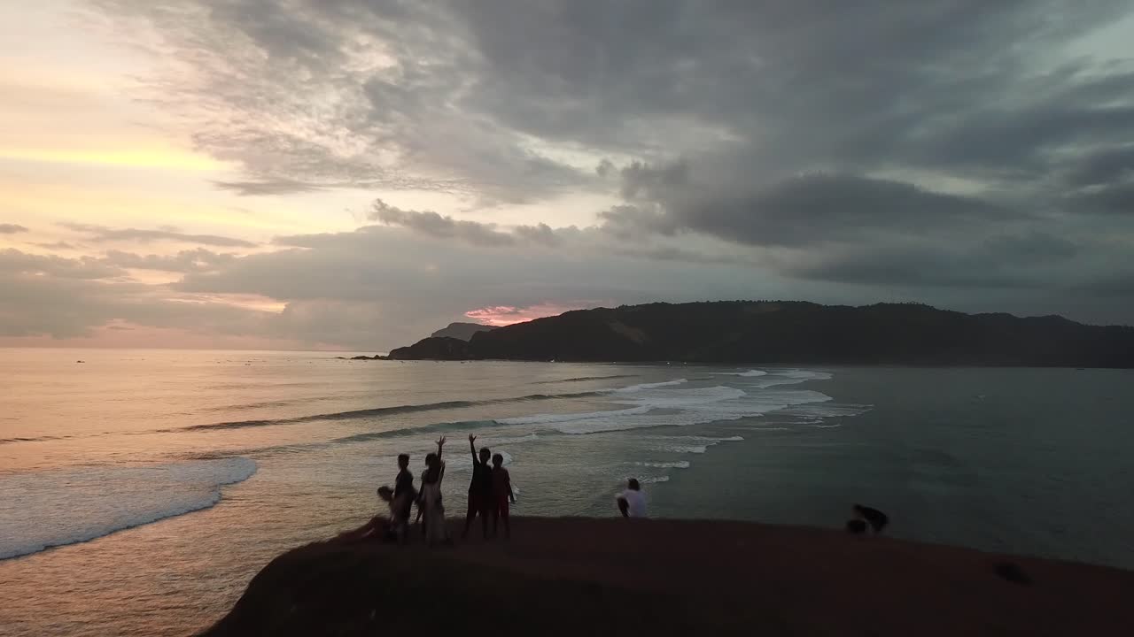 일몰, 인도네시아 관광객들과 함께 바다 절벽 가장자리에 서있는 아이들