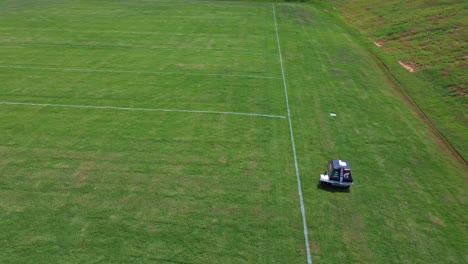 robot autónomo pintando líneas blancas en el campo de juego