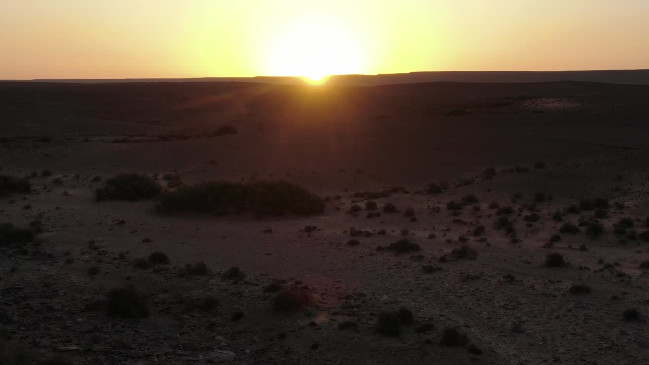 puesta de sol o amanecer sobre el desierto de erfoud en marruecos en la región sahariana de tafilalet