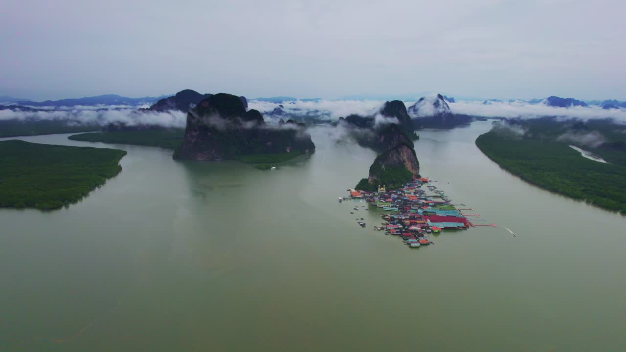 hermosa vista panorámica aérea con vistas a la aldea de pescadores de la isla de koh panyee con paisaje de manglares y acantilados de piedra caliza en el fondo, bahía de phang nga, tailandia