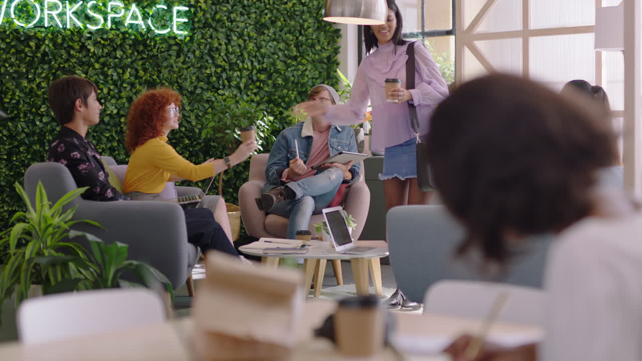 젊은 학생 그룹이 백인 팀 리더를 만나고 디지털 태블릿 컴퓨터를 사용하는 남자가 창의적인 아이디어를 제시하고 친구들이 비즈니스 프로젝트를 논의하고 프레젠테이션에서 협력합니다.