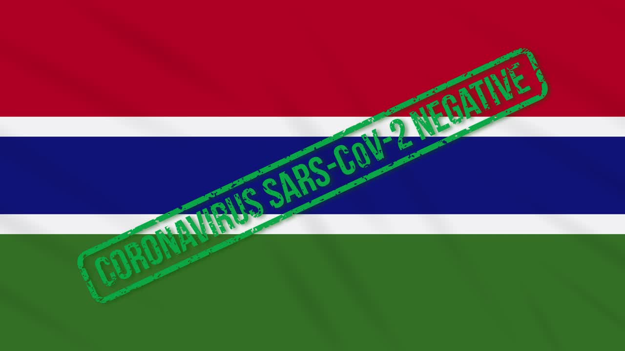 감비아가 코로나 바이러스로부터 자유를 얻은 녹색 스프를 가진 발을 흔들고 있습니다.