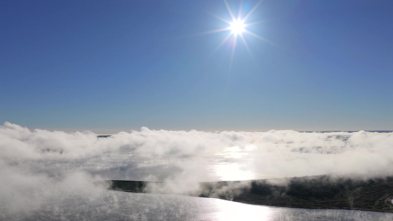 Luftfoto over skyerne over atlantisk regnskov og kystlagunelandskab