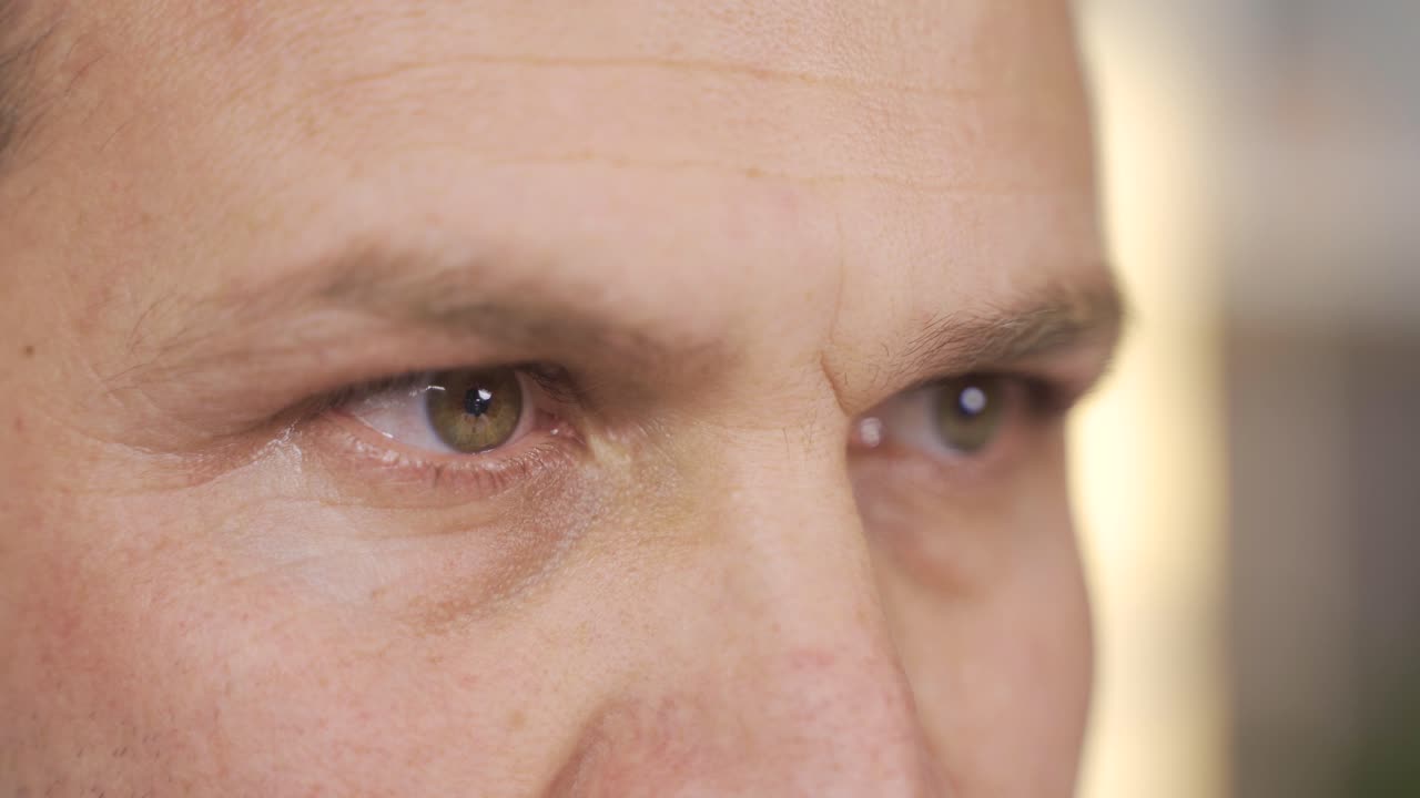 아픈 남자. 눈이 흔들리는 남자.